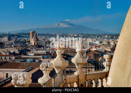 Dachfiguren, Chiesa della Badia di Sant' Agata, Ätna, Catania, Sizilien, Italien Stockfoto