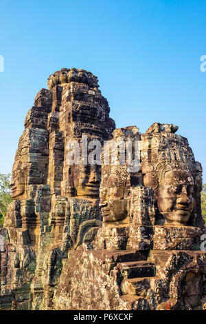 Geschnitzten Stein Gesichter am Prasat Bayon Tempel Ruinen, Angkor Thom, UNESCO-Weltkulturerbe, Provinz Siem Reap, Kambodscha Stockfoto