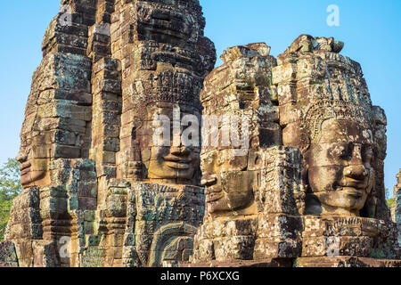 Geschnitzten Stein Gesichter am Prasat Bayon Tempel Ruinen, Angkor Thom, UNESCO-Weltkulturerbe, Provinz Siem Reap, Kambodscha Stockfoto
