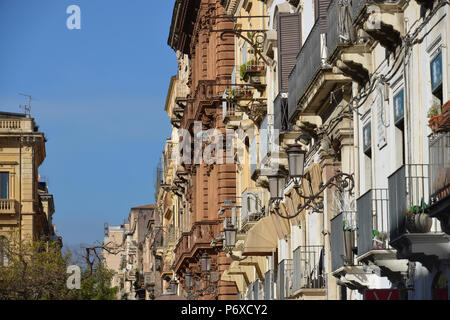 Hausfassaden, über den Ätna, Catania, Sizilien, Italien Stockfoto
