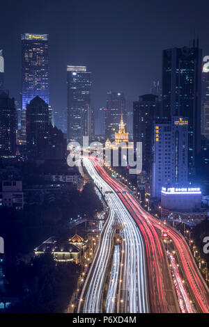 Hochstraße im Zentrum von Shanghai in Richtung Jing'an, China suchen Stockfoto