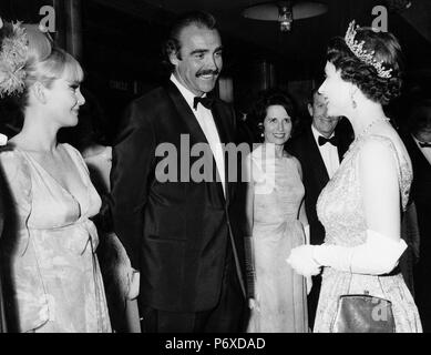 Königin Elizabeth II., Diane Cilento, Sean Connery, Lewis Gilbert, hylda tafler, Odeon Theatre, London 1967 Stockfoto