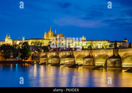Tschechische Republik, Prag, Stare Mesto (Altstadt). Die Karlsbrücke und Prager Burg, Prazsky Hrad, an der Moldau in der Abenddämmerung. Stockfoto