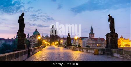 Tschechien, Prag, Stare Mesto (Altstadt). Karlsbrücke im Morgengrauen. Stockfoto