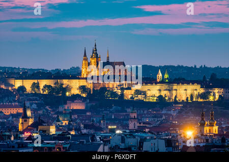 Tschechien, Prag, Vinohrady. Ansicht von Stare Mesto, Prag-Altstadt und die Prager Burg, Prazsky Hrad, vom Riegroy Sady Park in der Abenddämmerung. Stockfoto