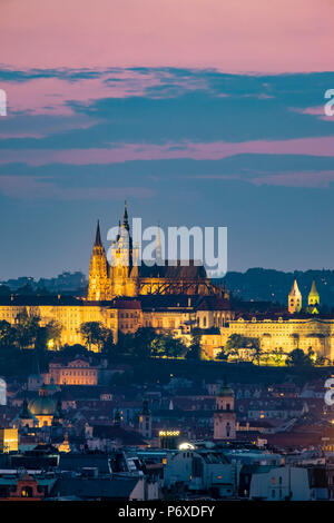 Tschechien, Prag, Vinohrady. Ansicht von Stare Mesto, Prag-Altstadt und die Prager Burg, Prazsky Hrad, vom Riegroy Sady Park in der Abenddämmerung. Stockfoto