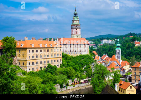 Tschechische Republik, Südböhmen, Cesky Krumlov. Schloss Cesky Krumlov an der Moldau. Stockfoto