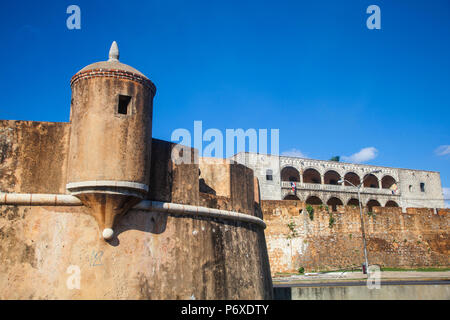 Dominikanische Republik, Santo Domingo, Colonial Zone, die Stadtmauer vor der Alcazar de Colon Stockfoto