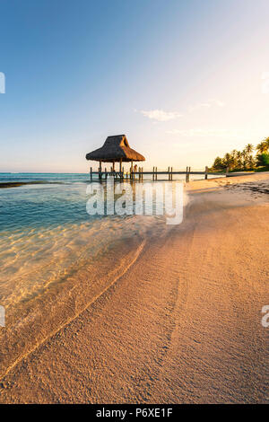 Playa Blanca, Punta Cana, Dominikanische Republik, Karibik. Strohgedeckte Hütte am Strand. Stockfoto