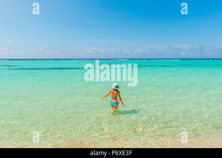 Canto de la Playa, Saona, East National Park (Parque Nacional del Este), Dominikanische Republik, Karibik. Frau entspannen auf dem klaren Wasser des Karibischen Meeres (MR). Stockfoto