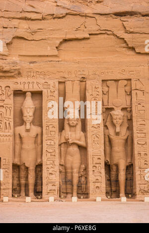 Ägypten, Abu Simbel, Der kleine Tempel - als Tempel der Hathor bekannt - zu Nefertari für die Verehrung der Göttin Hathor gewidmet und geschmückt mit Statuen des Königs und der Königin Stockfoto