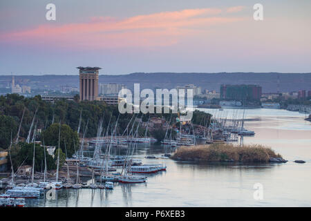 Ägypten, Oberägypten, Assuan, Ansicht von Mövenpick Resort und Nil Stockfoto