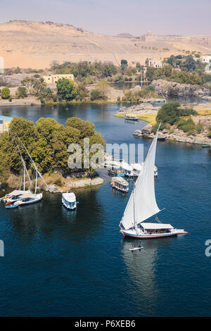 Ägypten, Oberägypten, Assuan, Blick auf den Nil und das Mausoleum von Aga Khan auf der West Bank Stockfoto