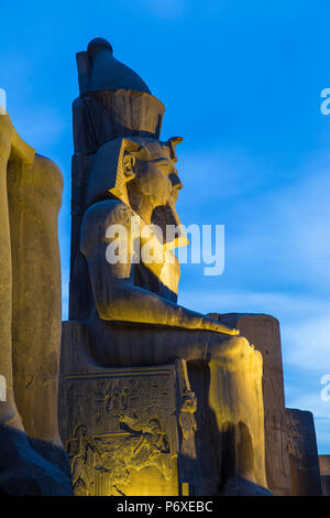 Ägypten, Luxor, Luxor Tempel, Kolosse von Ramses 11 Im ersten Hof Stockfoto