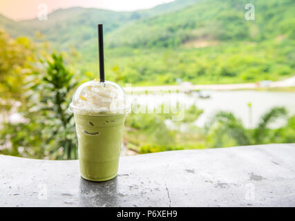 Grüner Tee frappe und gemischt. Süße und kaltes Wasser Stockfoto