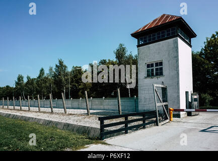 Eine der Wachtürme am Rande des KZ Dachau. Stockfoto
