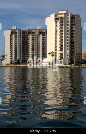 CLEARWATER, Florida, USA - Februar 7, 2018: Blick auf die Gebäude in der Nähe von Sunset am Clearwater Bay, Florida vom Wasser aus gesehen Stockfoto