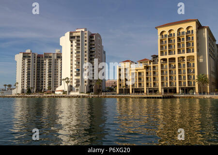 CLEARWATER, Florida, USA - Februar 7, 2018: Blick auf die Gebäude in der Nähe von Sunset am Clearwater Bay, Florida vom Wasser aus gesehen Stockfoto