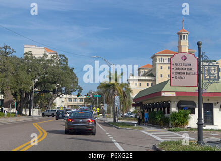 CLEARWATER, Florida, USA - Februar 7, 2018: Innenstadt von Clearwater, Florida mit Autos, Palmen, bunte Gebäude und viel Sonnenschein. Clea Stockfoto