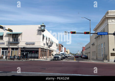 CLEARWATER, Florida, USA - Februar 7, 2018: Innenstadt von Clearwater, Florida mit Palmen, bunte Gebäude und viel Sonnenschein. Clearwater Stockfoto