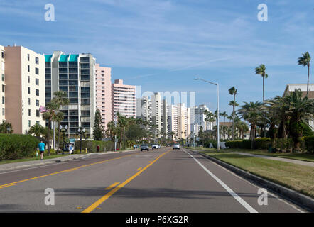 CLEARWATER, Florida, USA - Februar 7, 2018: Innenstadt von Clearwater, Florida mit Palmen, bunte Gebäude und viel Sonnenschein. Clearwater Stockfoto