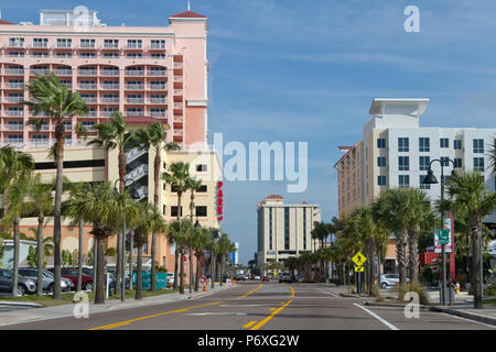 CLEARWATER, Florida, USA - Februar 7, 2018: Innenstadt von Clearwater, Florida mit Palmen, bunte Gebäude und viel Sonnenschein. Clearwater Stockfoto