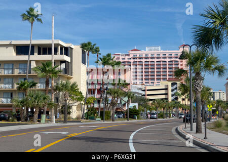 CLEARWATER, Florida, USA - Februar 7, 2018: Innenstadt von Clearwater, Florida mit Palmen, bunte Gebäude und viel Sonnenschein. Clearwater Stockfoto