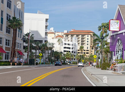 CLEARWATER, Florida, USA - Februar 7, 2018: Innenstadt von Clearwater, Florida mit Palmen, bunte Gebäude und viel Sonnenschein. Clearwater Stockfoto