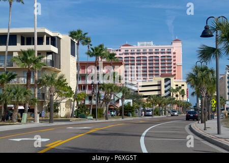 CLEARWATER, Florida, USA - Februar 7, 2018: Innenstadt von Clearwater, Florida mit Palmen, bunte Gebäude und viel Sonnenschein. Clearwater Stockfoto