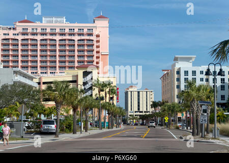 CLEARWATER, Florida, USA - Februar 7, 2018: Innenstadt von Clearwater, Florida mit Palmen, bunte Gebäude und viel Sonnenschein. Clearwater Stockfoto