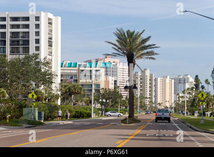 CLEARWATER, Florida, USA - Februar 7, 2018: Innenstadt von Clearwater, Florida mit Palmen, bunte Gebäude und viel Sonnenschein. Clearwater Stockfoto