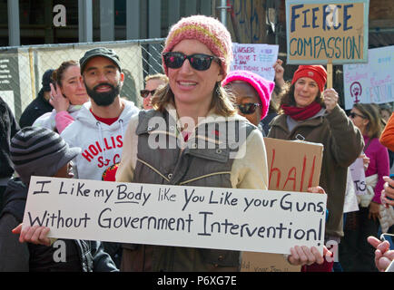 ASHEVILLE, NC, USA - Januar 20, 2018: Woman's Zeichen die 2018 Frauen März: "Ich möchte meinen Körper wie sie ihre Waffen, ohne staatliche Intervention' Stockfoto