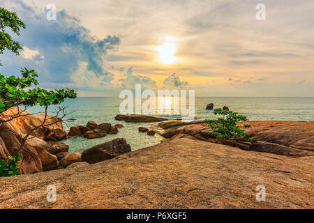 Sonnenaufgang auf dem Hin Ta und Hin Yai Beach. Ein berühmter Ort auf der Insel Koh Samui in Thailand. Stockfoto