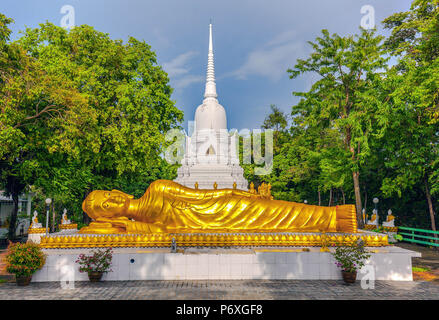 Liegenden Buddha Statue im Wat Khao Chedi auf Koh Samui in Thailand. Stockfoto