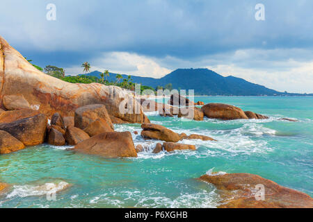 Azurblaues Meer und die roten Felsen der Insel Koh Samui in Thailand. Stockfoto