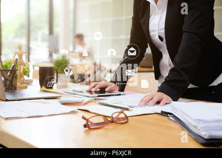 Business woman Arbeiten mit Tablet-PC Daten der Analyse von Finanz- und visuelle Symbol Technologie. Stockfoto