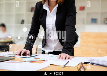 Business woman Arbeiten mit Tablet-PC Daten der Analyse von Finanz- und visuelle Symbol Technologie. Stockfoto