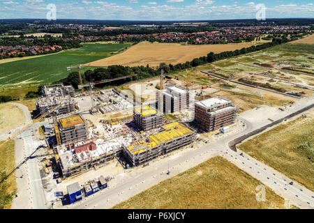 Große Baustelle am Stadtrand hinter einem Dorf mit Wiesen und Felder vor, Luftaufnahme, Lufteinlass Stockfoto