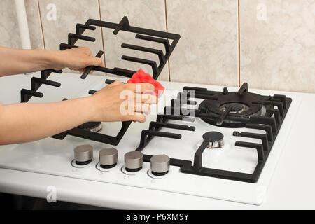 Hände von Frau Reinigung Gasherd in der Küche Stockfoto