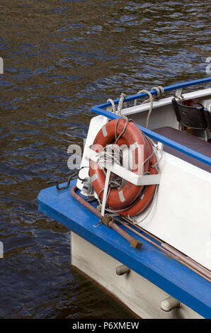 Rettungsringe mit dem Namen der Stadt im russischen St. Petersburg auf dem Wasser Bus Stockfoto