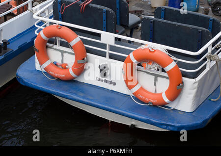 Zwei rettungsringe mit dem Namen der russischen Stadt St. Petersburg mit dem Wasserbus Stockfoto