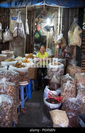 Verkäufer in Dong Xuan Market, Hanoi, Vietnam Stockfoto