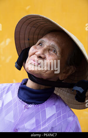 Portrait von Frau mit traditionellen konischen Hut, Hoi An, Vietnam Stockfoto