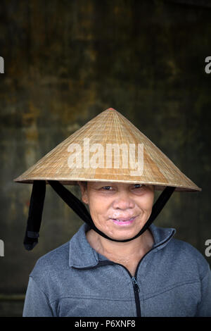 Portrait von Frau mit traditionellen konischen Hut, Hoi An, Vietnam Stockfoto