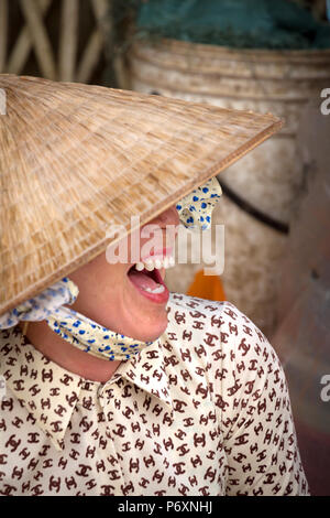 Portrait von Frau mit traditionellen konischen Hut, Vietnam Stockfoto