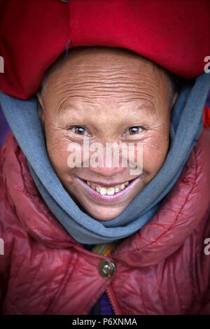 Red Dao lächelnde Frau mit Turban in Sapa, Vietnam Stockfoto
