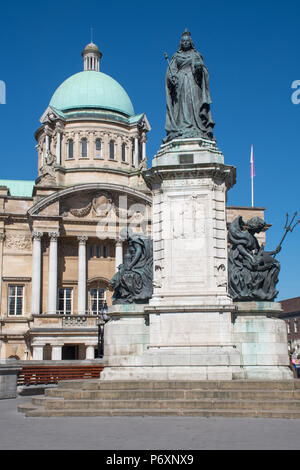 Hull City Hall mit Queen Victoria Statue im Vordergrund Stockfoto
