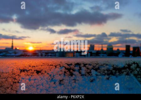 Horizont mit spiers in der Stadt Riga im Winter auf dem Hintergrund der Frost auf dem Glas bei Sonnenuntergang Stockfoto