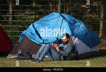 Am zweiten Tag der Wimbledon Championships im All England Lawn Tennis und Croquet Club zelten Menschen im Wimbledon Park. Stockfoto