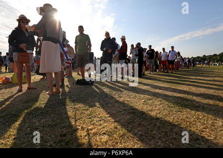 Menschen in Wimbledon Park an Tag zwei der Wimbledon Championships in der All England Lawn Tennis und Croquet Club. Stockfoto